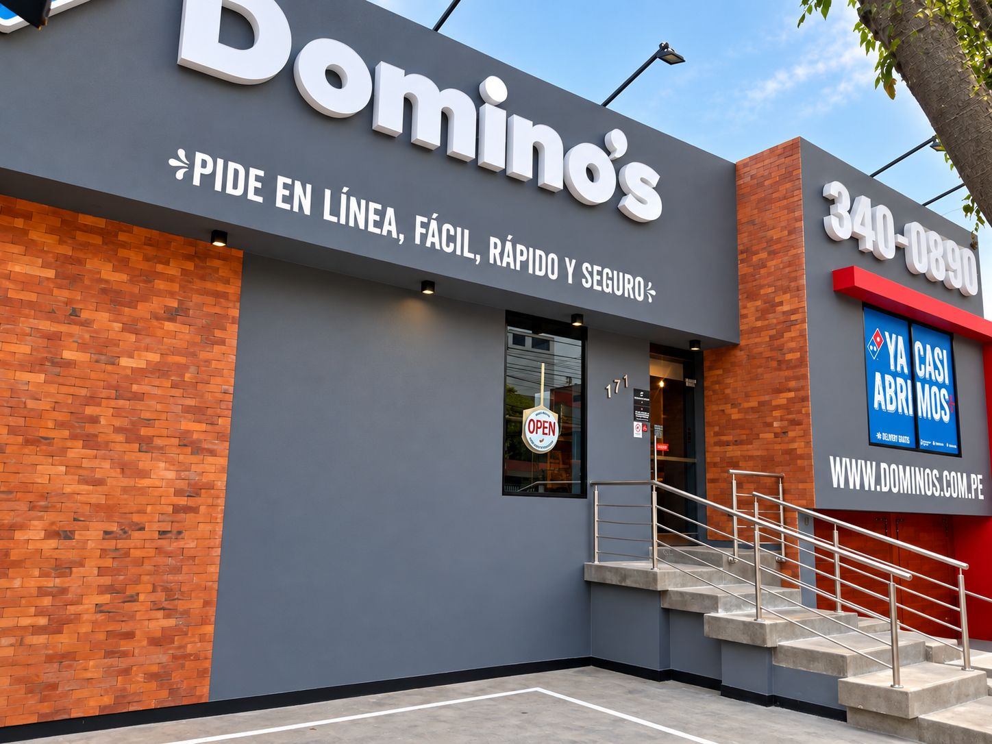Fachada terminada de un local comercial de atención al público, con el letrero de la marca del local.