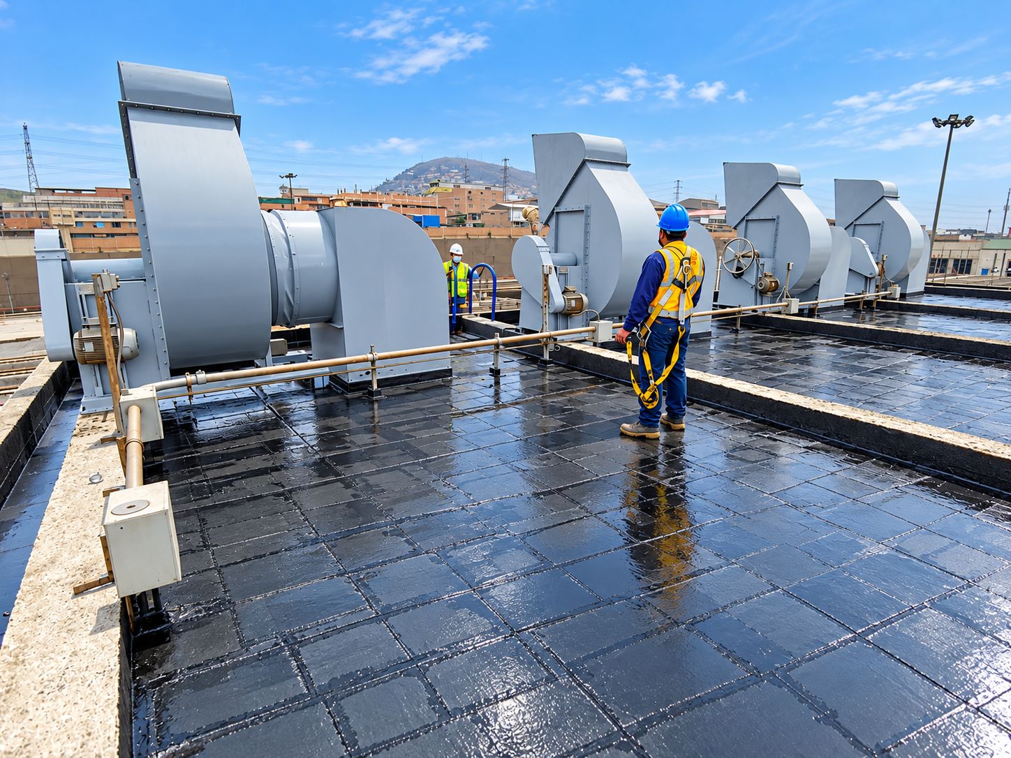 Técnico con arnés sobre una cubierta impermeabilizada junto a equipos de extracción industriales.